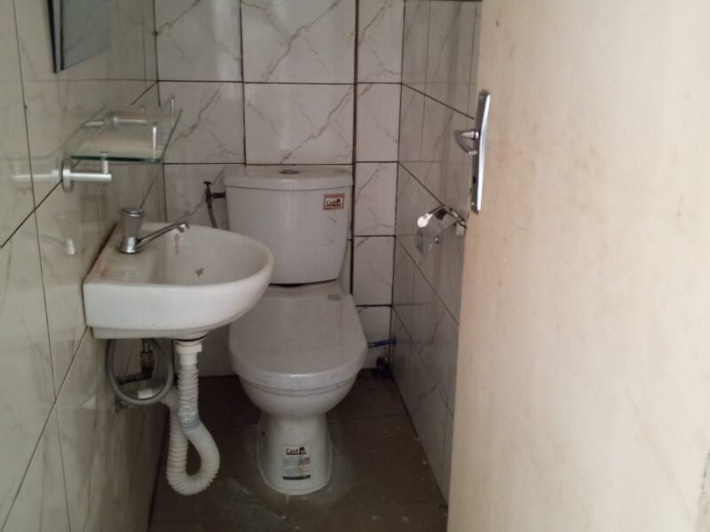 Jolli Magasin avec Douche VC a louer en zone 4 Bietry.