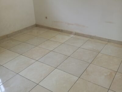 Appartement 2 piéces au 1ere etage avec balcon a louer en zone4