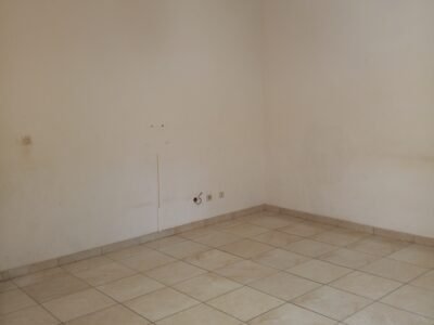 Appartement 2 piéces au 1ere etage avec balcon a louer en zone4