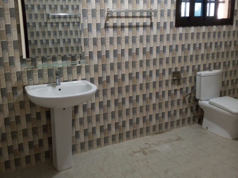 Appartement 2 piéces au 1ere etage avec balcon a louer en zone4