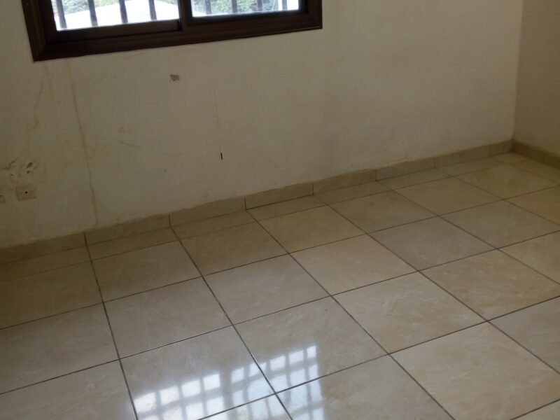 Appartement 2 piéces au 1ere etage avec balcon a louer en zone4