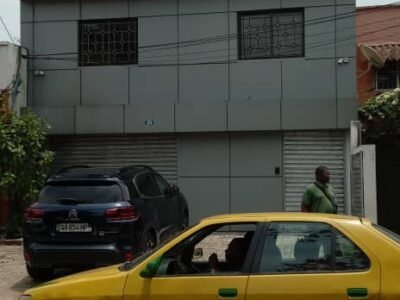 2PLATEAUX, ZONE SOCOCÉ, GRAND LOCAL COMMERCIAL POUR BUREAU, COMMERCE, MAGASIN OU SHOWROOM.