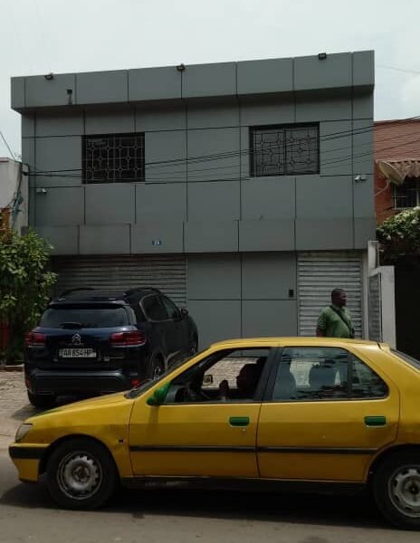 2PLATEAUX, ZONE SOCOCÉ, GRAND LOCAL COMMERCIAL POUR BUREAU, COMMERCE, MAGASIN OU SHOWROOM.