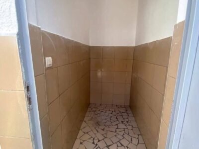 VILLA BASSE EN VENTE BASSAM MODESTE NOUVEAU GOUDRON