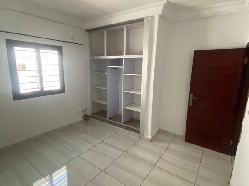 VILLA BASSE EN VENTE BASSAM MODESTE NOUVEAU GOUDRON