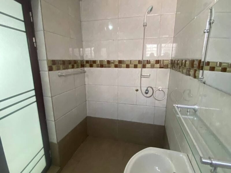 VILLA BASSE EN VENTE BASSAM MODESTE NOUVEAU GOUDRON