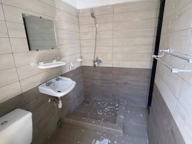 VILLA BASSE EN VENTE BASSAM MODESTE NOUVEAU GOUDRON