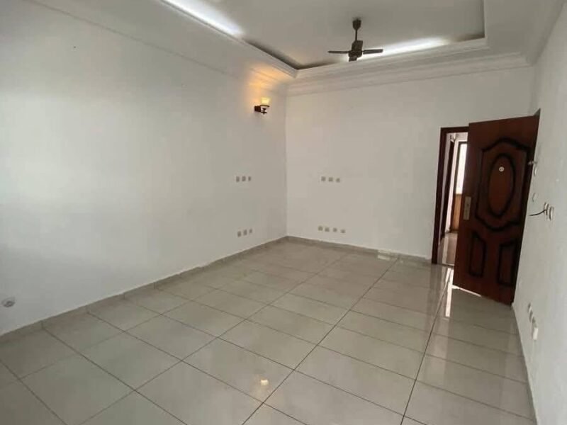 VILLA BASSE EN VENTE BASSAM MODESTE NOUVEAU GOUDRON